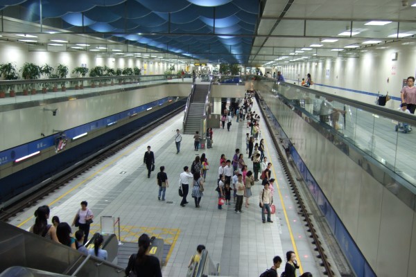 Taipei_MRT_Xinpu_Station_Platform_view.jpg