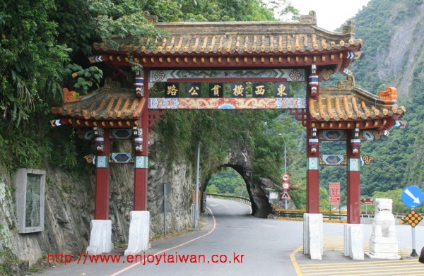 11_11_taroko_door.jpg